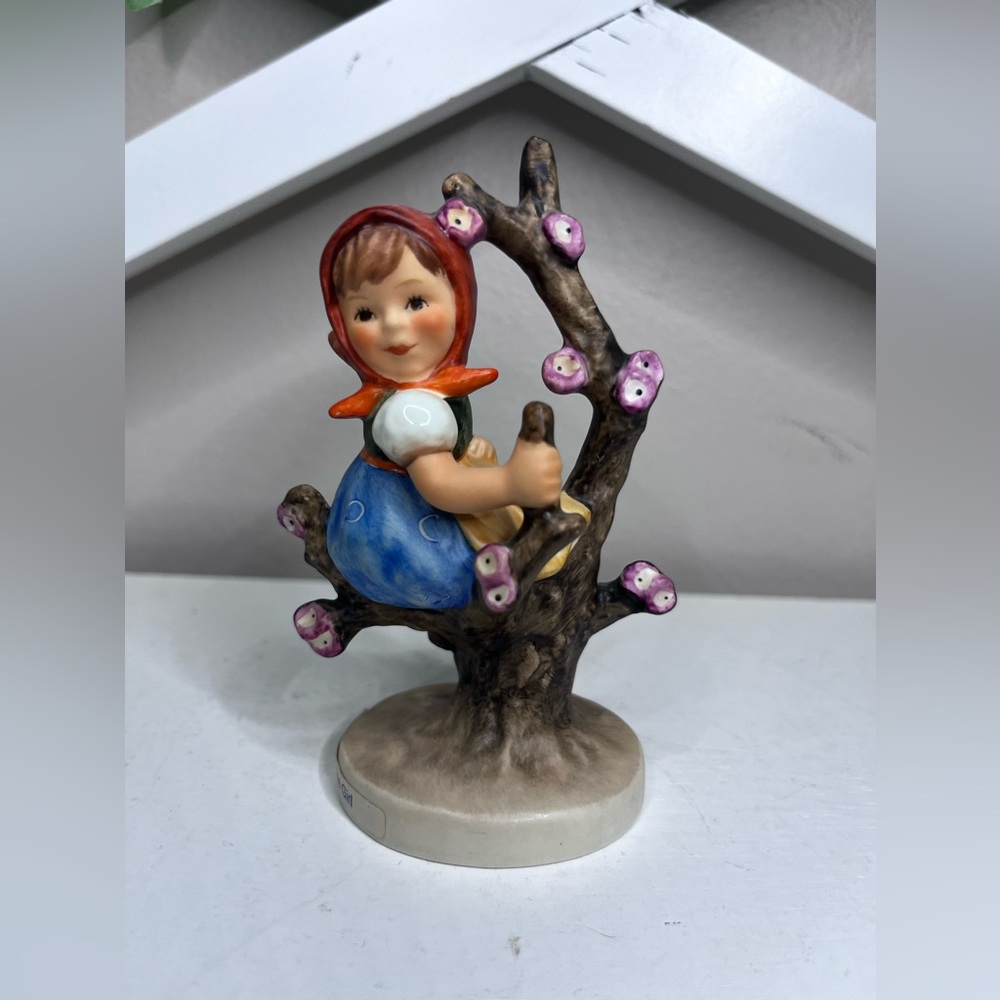 Hummel by Goebel Apple Tree Girl #141